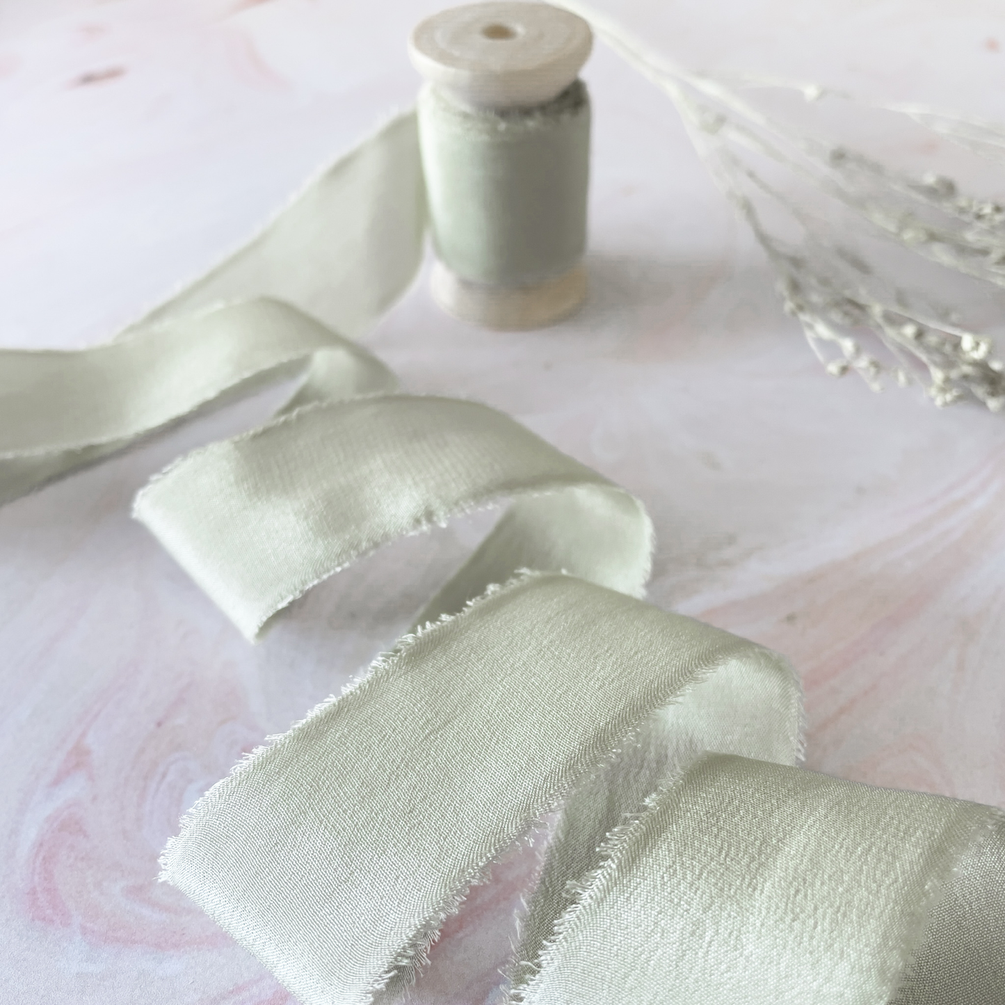 Seidenband in dunklem Salbeigrün