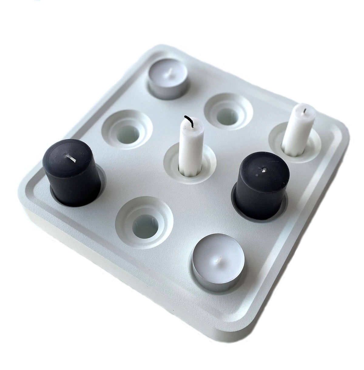 Schwedischer Kerzenhalter aus recyceltem Material — ein Designklassiker!: Schwarz pulverbeschichtet / 22,5 x 22,5 x 4 cm
