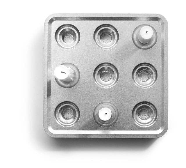 Schwedischer Kerzenhalter aus recyceltem Material — ein Designklassiker!: Schwarz pulverbeschichtet / 22,5 x 22,5 x 4 cm
