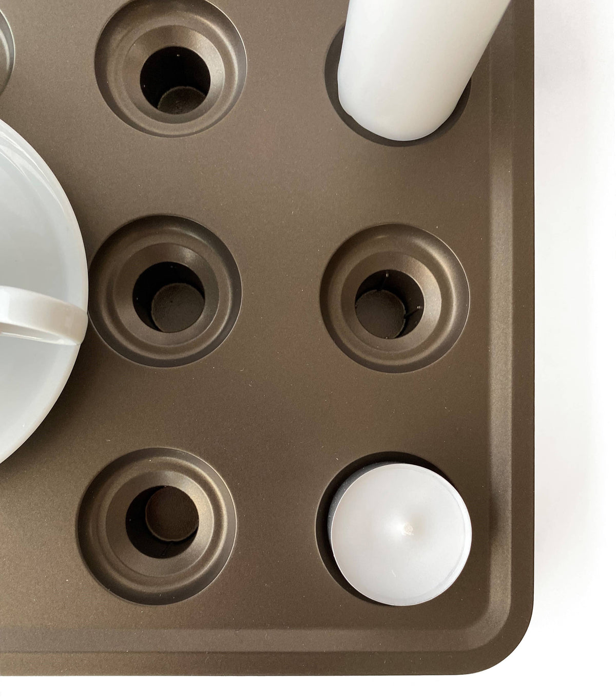 Schwedischer Kerzenhalter aus recyceltem Material — ein Designklassiker!: Schwarz pulverbeschichtet / 22,5 x 22,5 x 4 cm