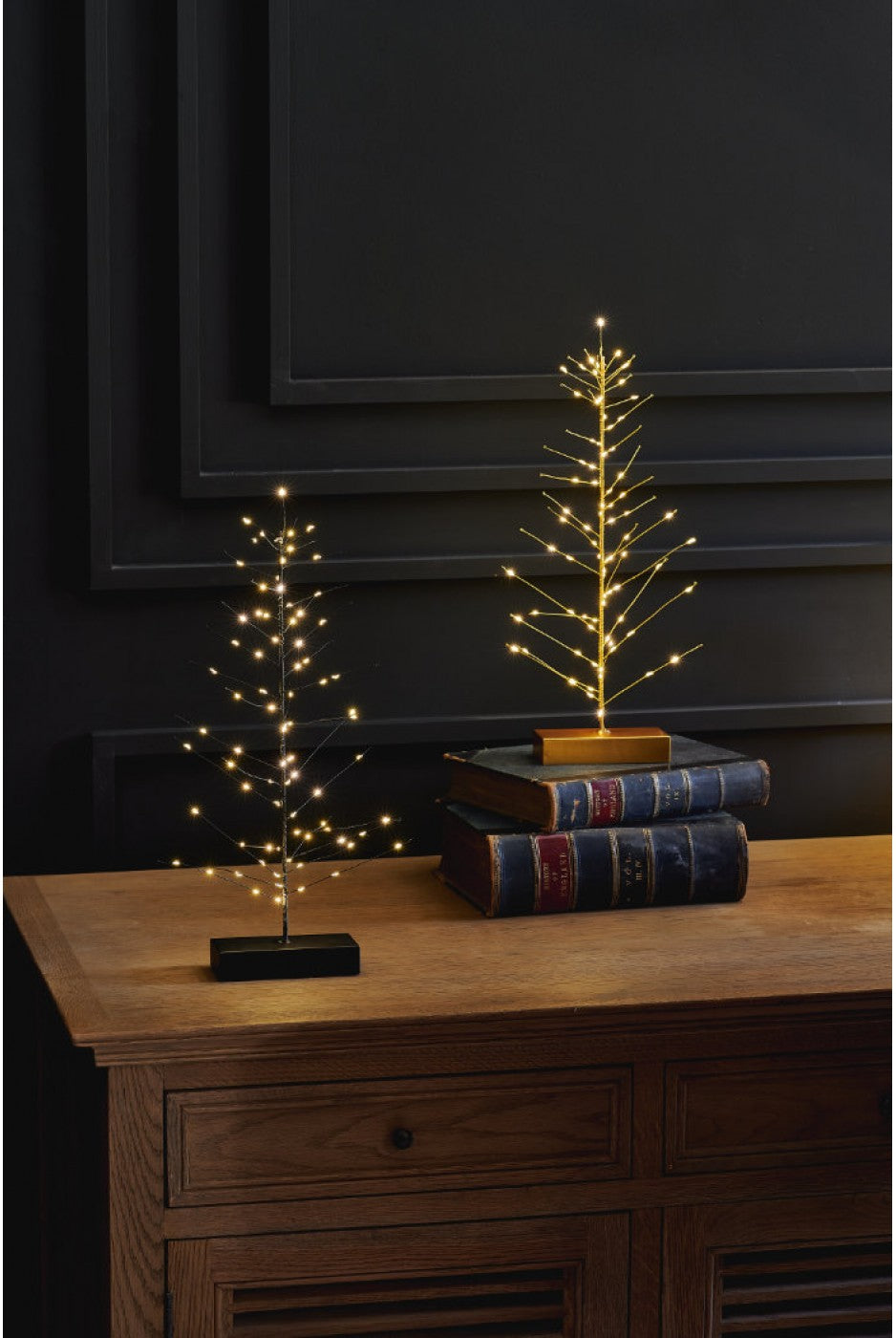 Leuchtender Weihnachtsbaum schwarz