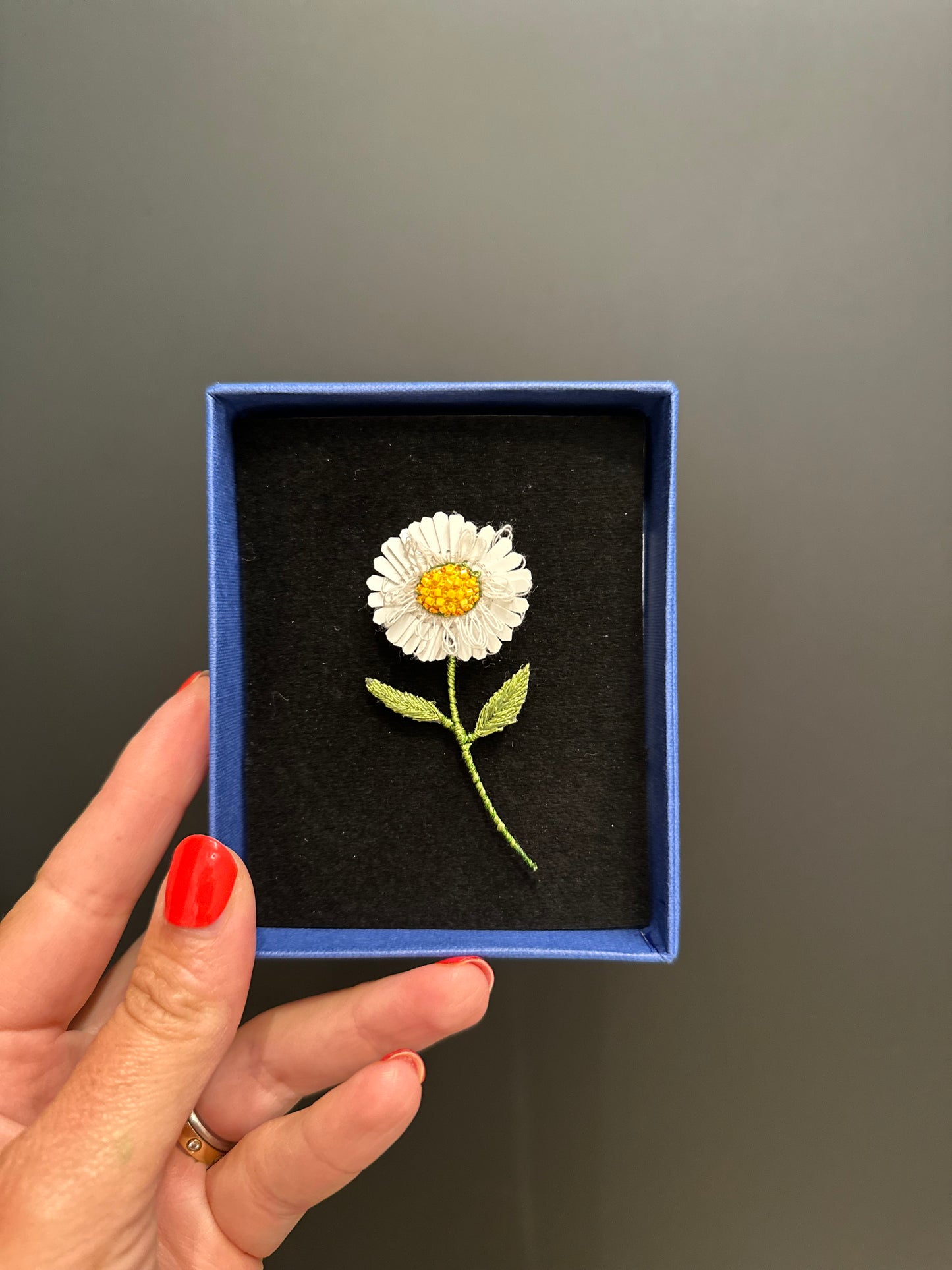 Weisse Margerite – White Daisy Brooch Brosche von Trovelore