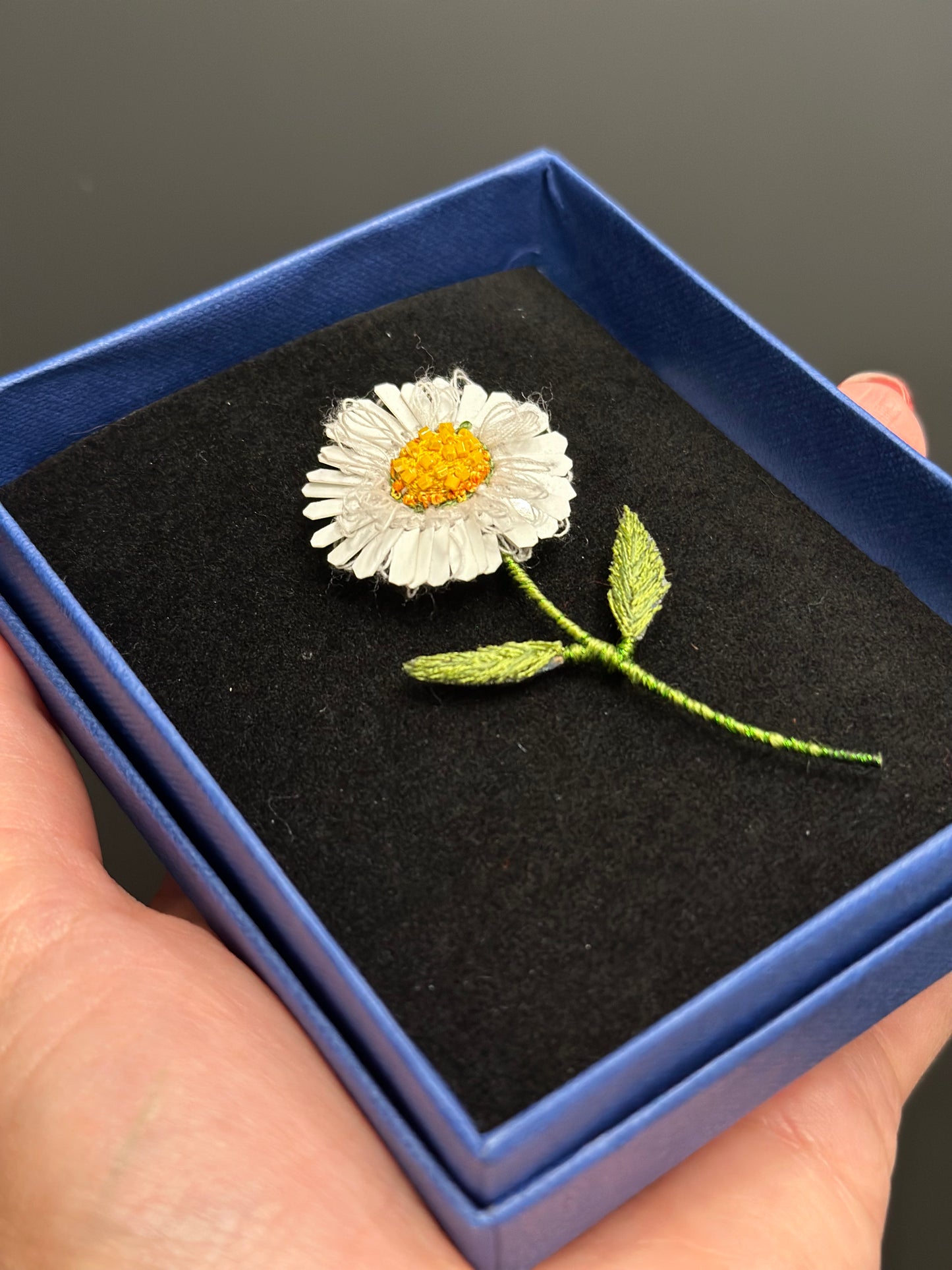 Weisse Margerite – White Daisy Brooch Brosche von Trovelore