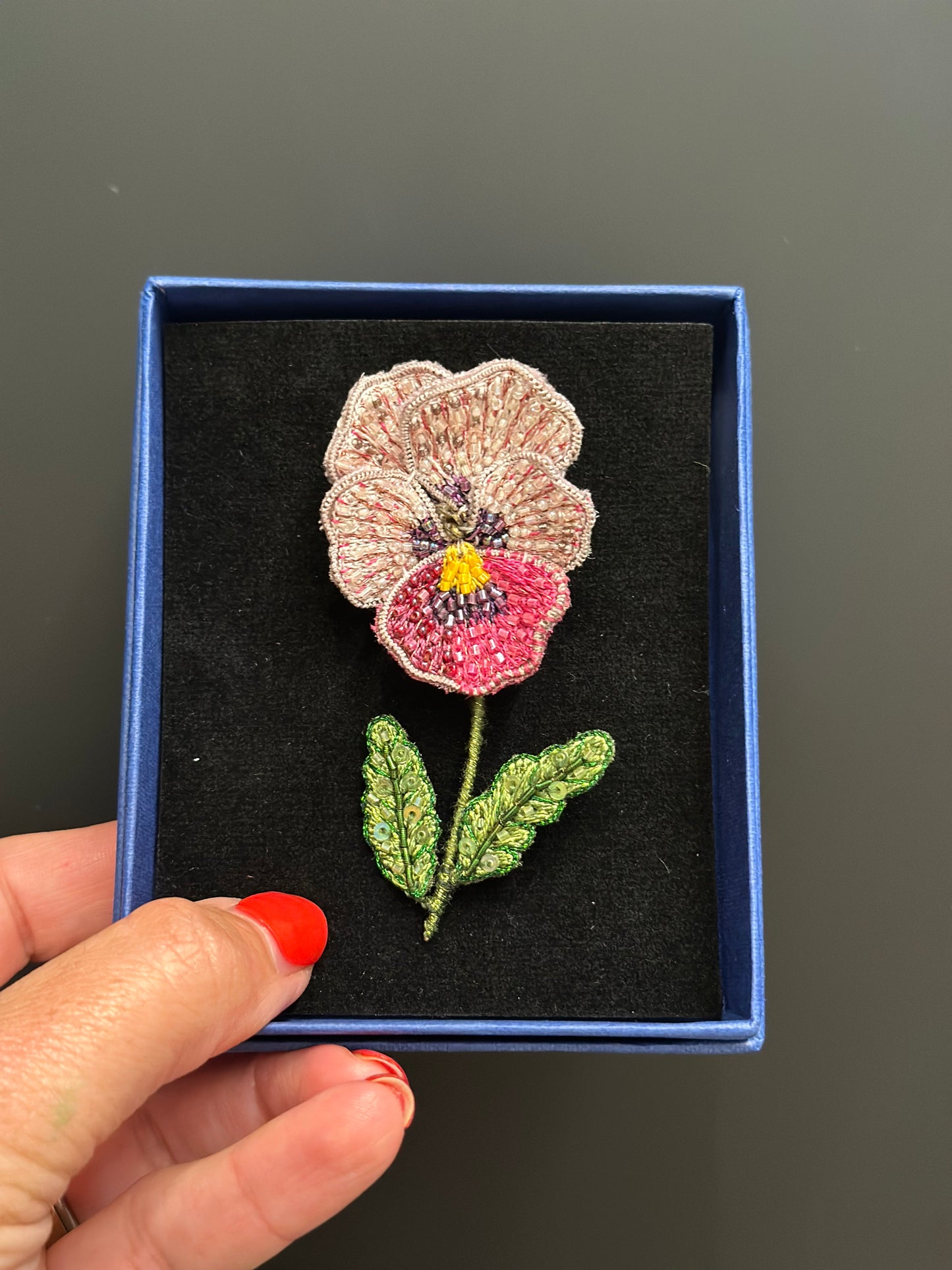 Pinke Stiefmütterchen – Pink Pansy Brosche von Trovelore