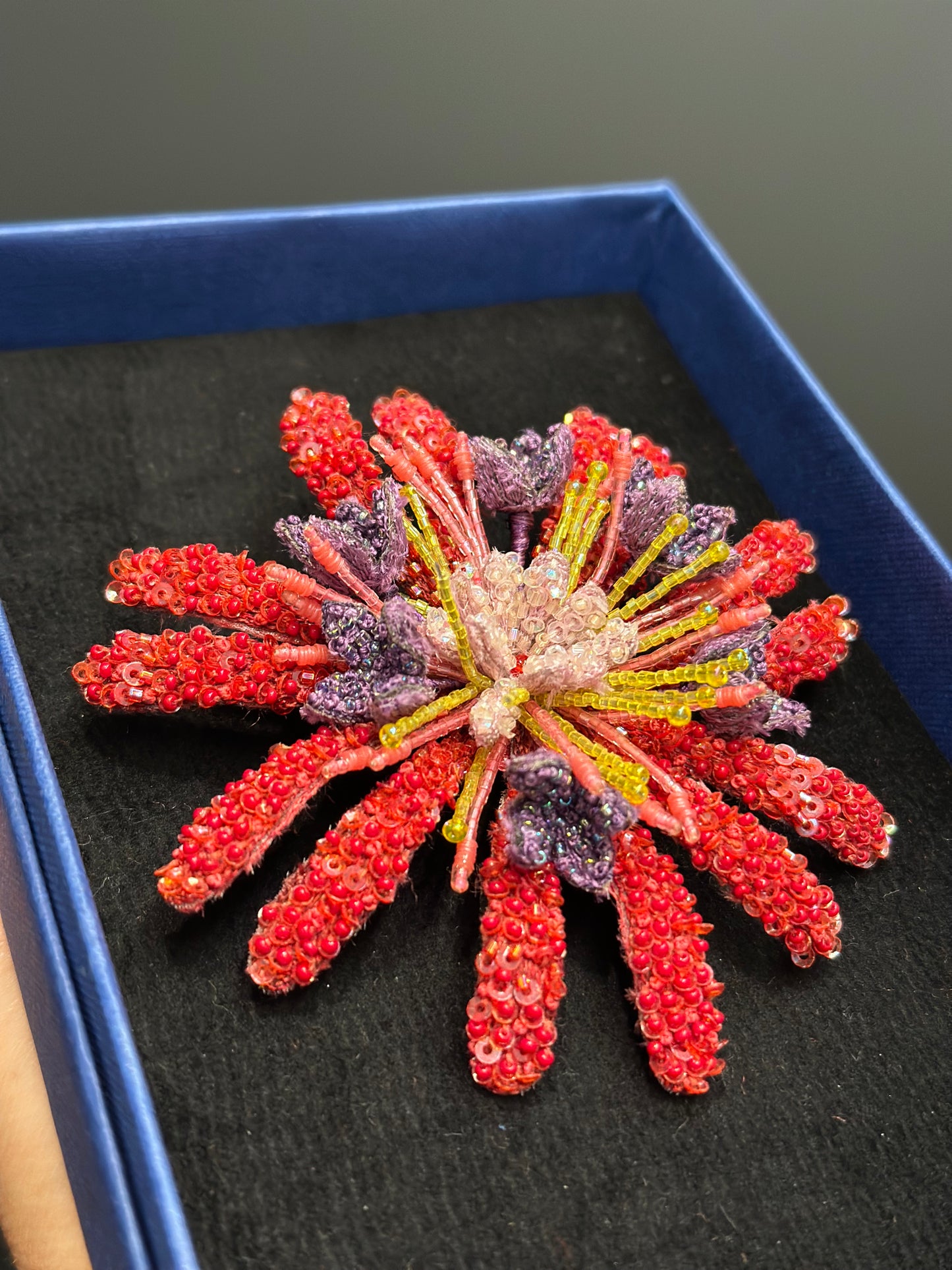 Red Alata (gross) – Red Alata gross Brosche von Trovelore