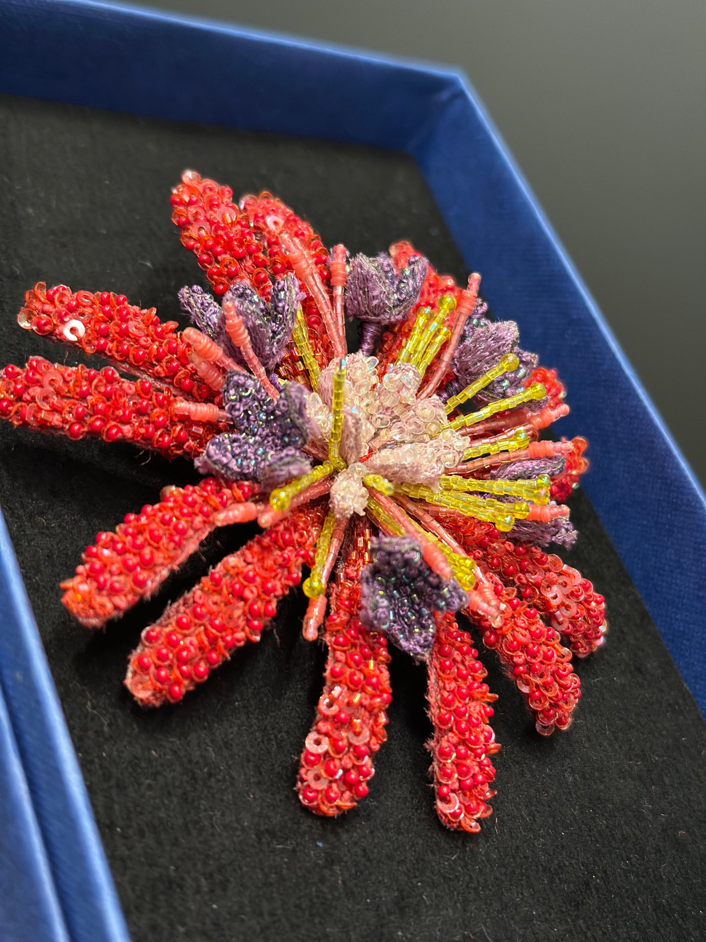 Red Alata (gross) – Red Alata gross Brosche von Trovelore