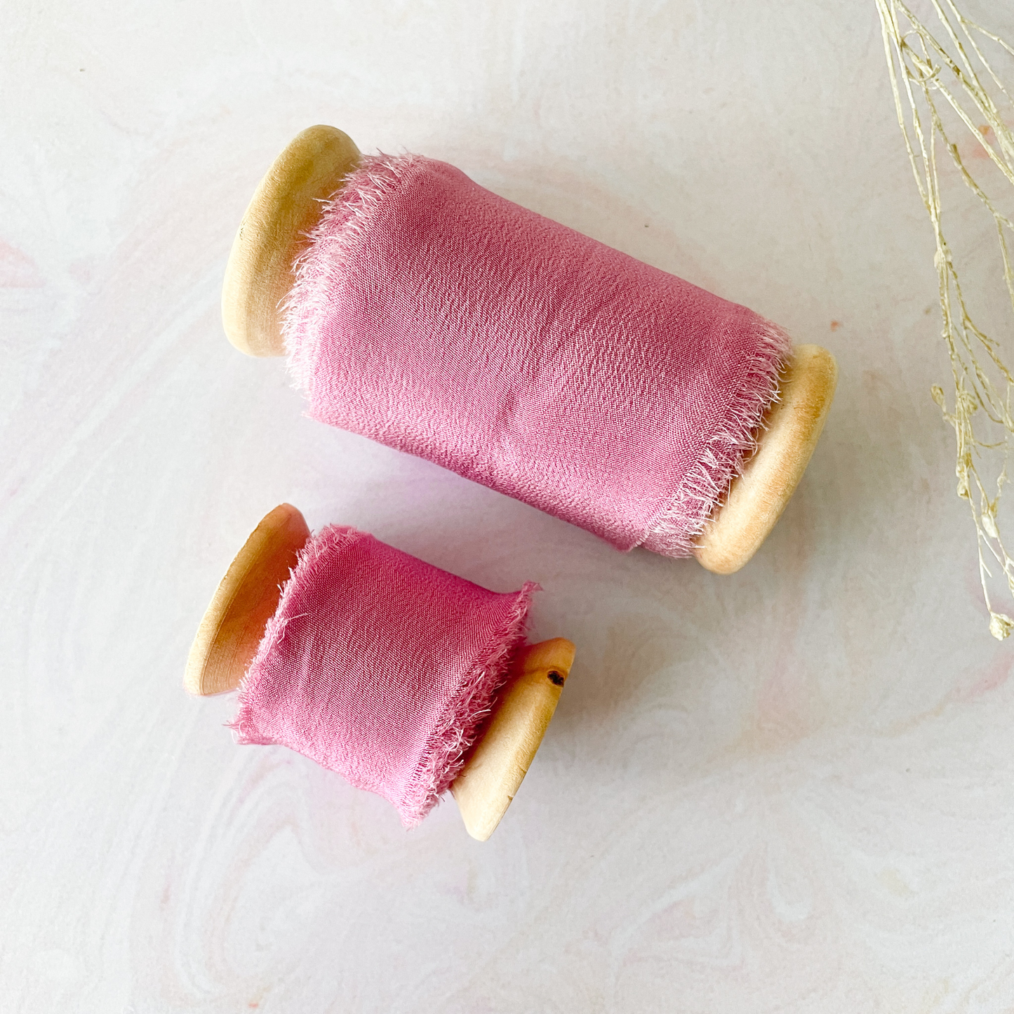 Seidenband in zartem Himbeerrot