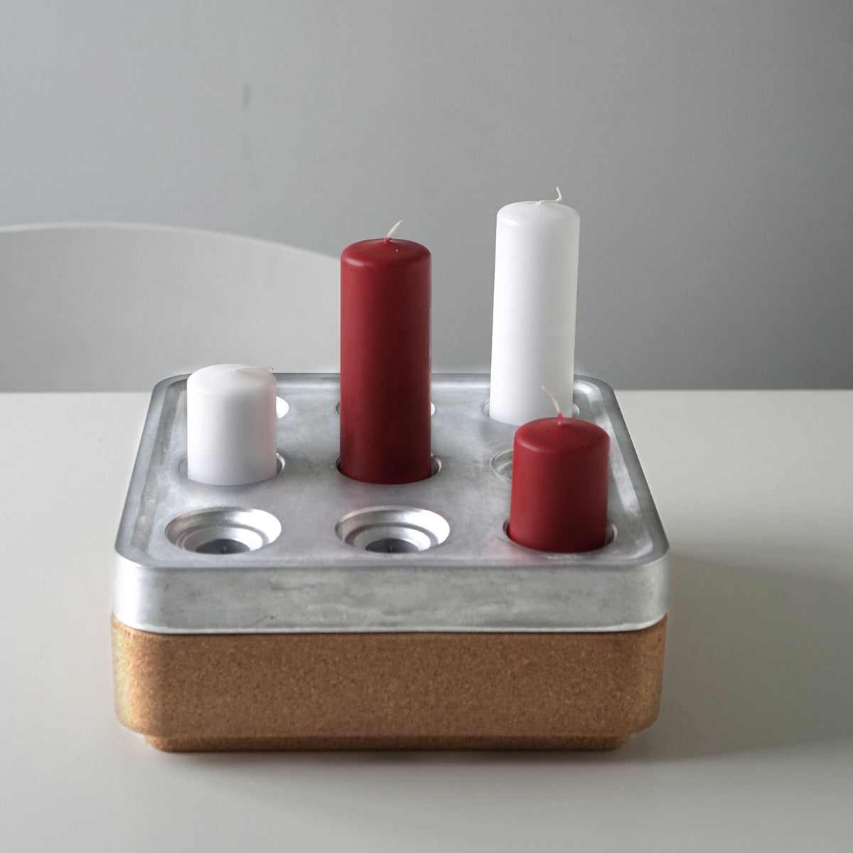 Schwedischer Kerzenhalter aus recyceltem Material — ein Designklassiker!: Schwarz pulverbeschichtet / 22,5 x 22,5 x 4 cm