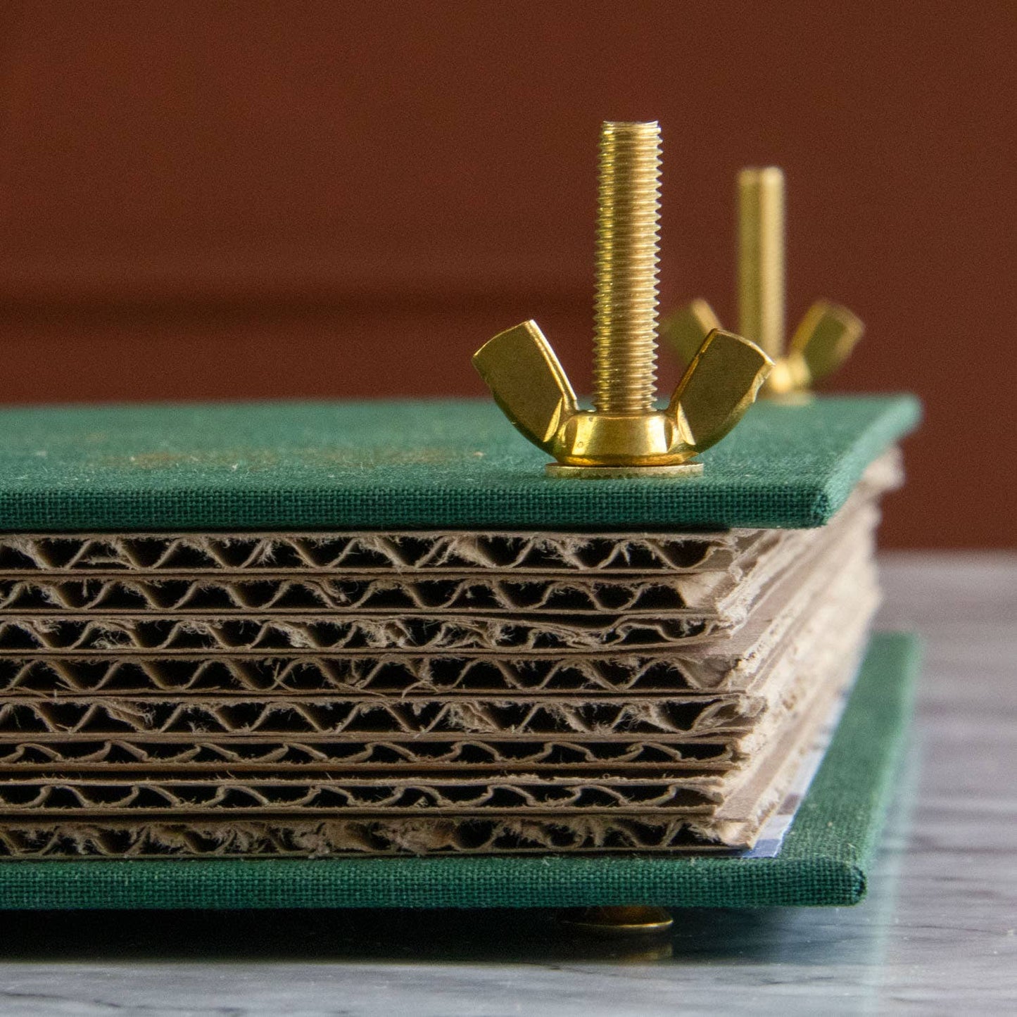 Blumenpresse von Botanopia – Stilvolle Pflanzenpresse im Buchdesign (19 × 25 cm)