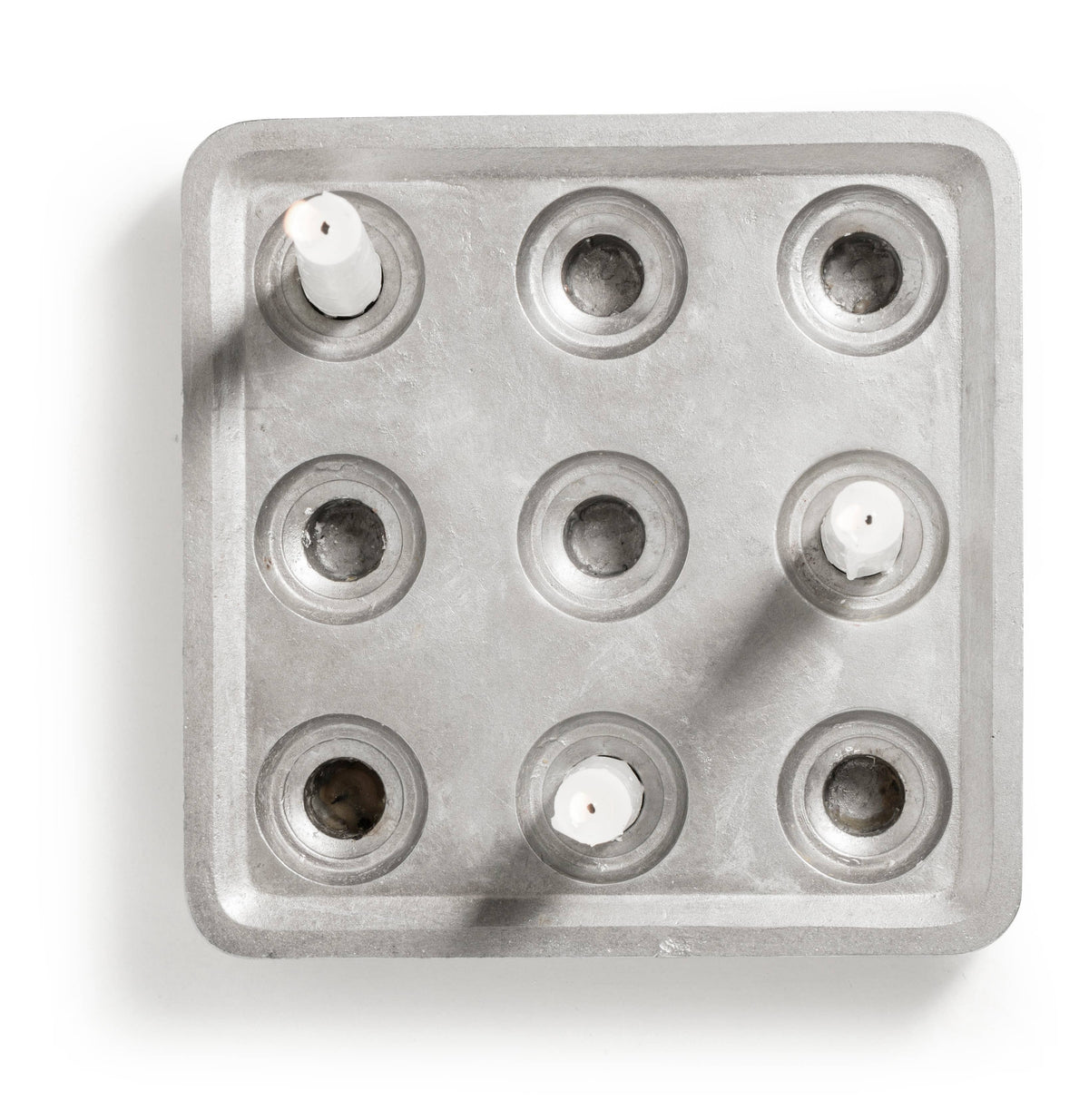 Schwedischer Kerzenhalter aus recyceltem Material — ein Designklassiker!: Schwarz pulverbeschichtet / 22,5 x 22,5 x 4 cm