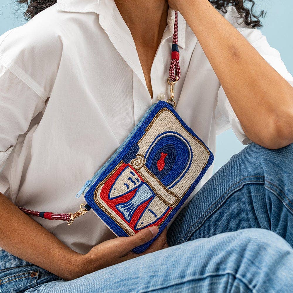 Leila Sardinen-Perlen-Clutch mit Trageschlaufe