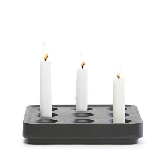 Schwedischer Kerzenhalter aus recyceltem Material — ein Designklassiker!: Schwarz pulverbeschichtet / 22,5 x 22,5 x 4 cm