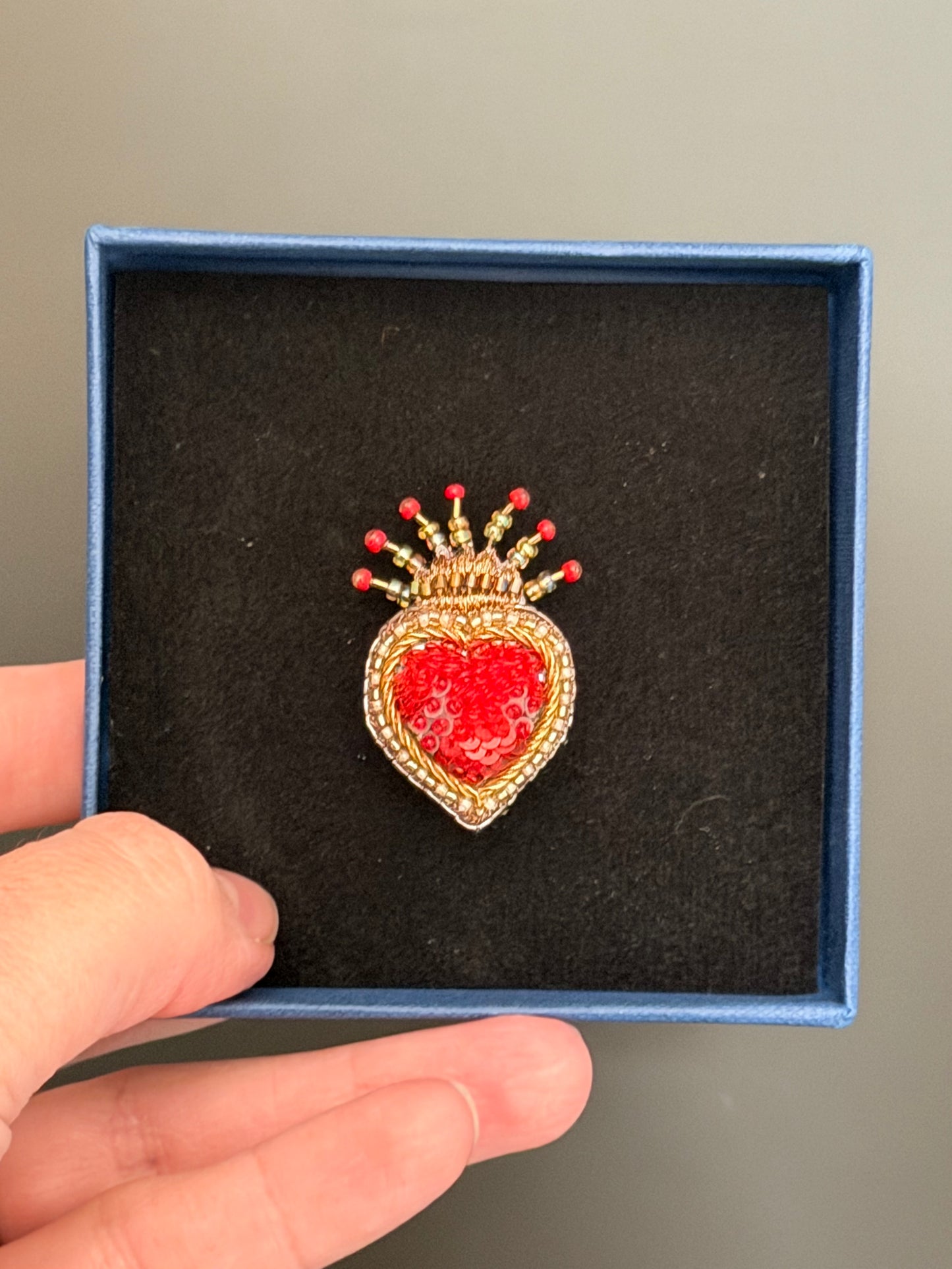 Queen of Hearts – Queen of Hearts Brosche