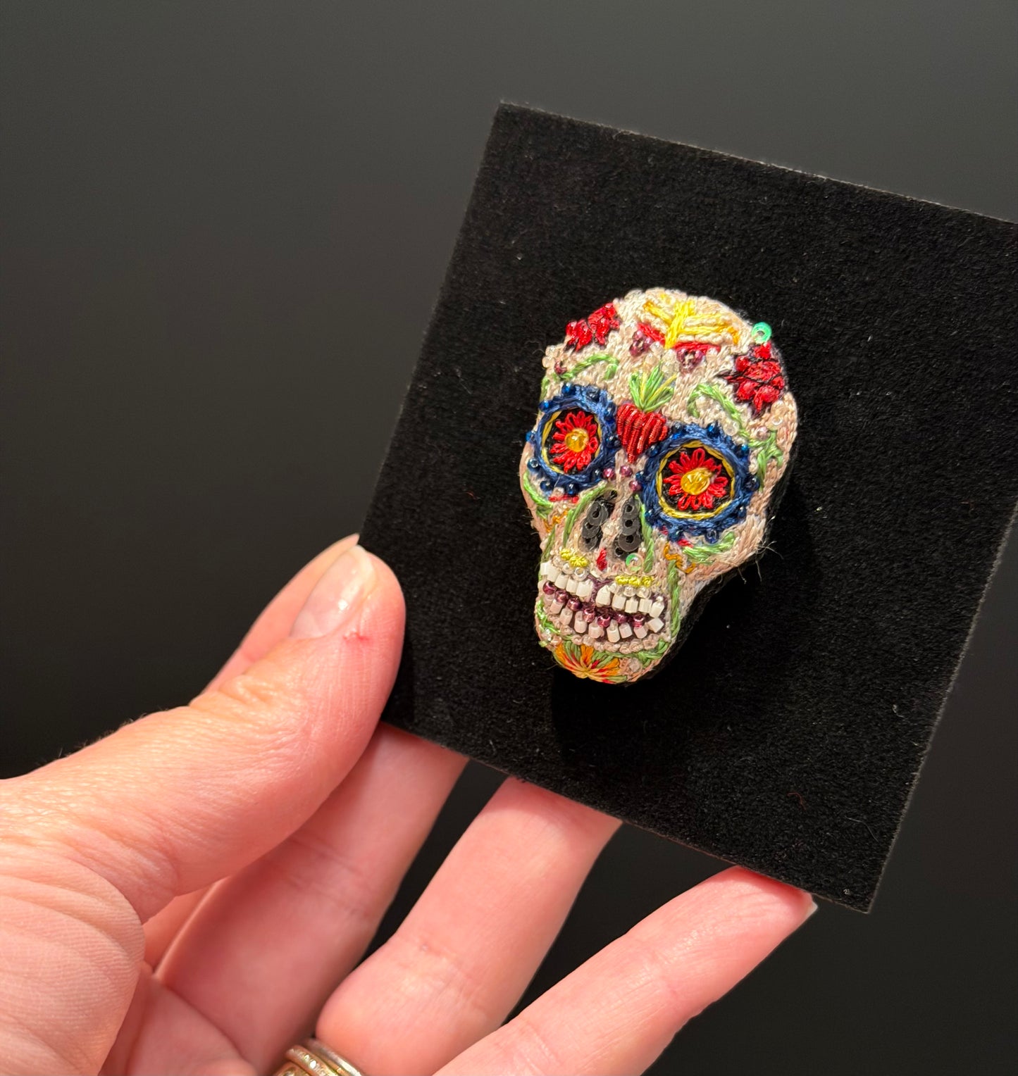 Sugar Skull – Mexikanischer Totenkopf Brosche