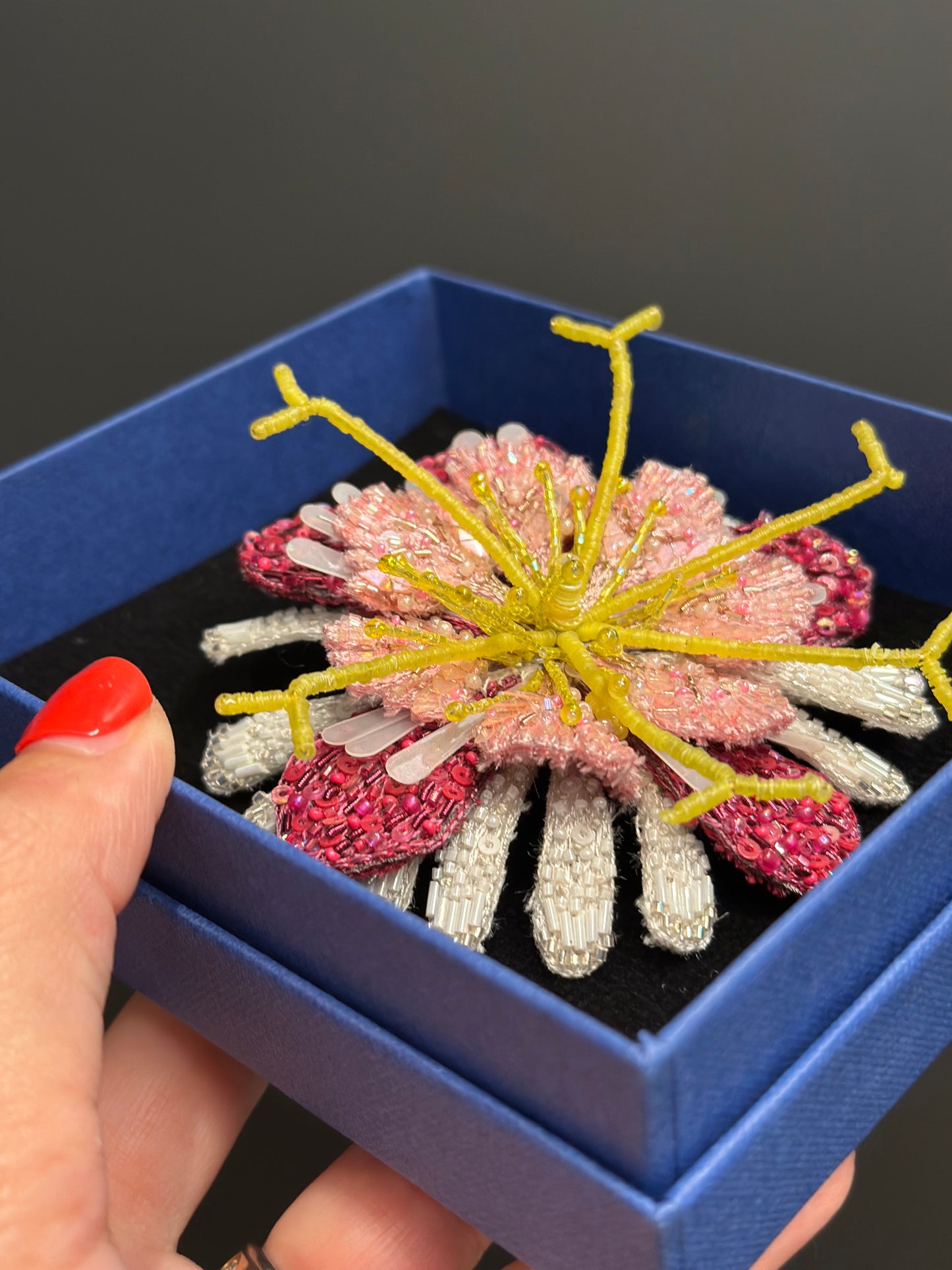 Pink Passion (gross) – Pink Passion gross Brosche von Trovelore