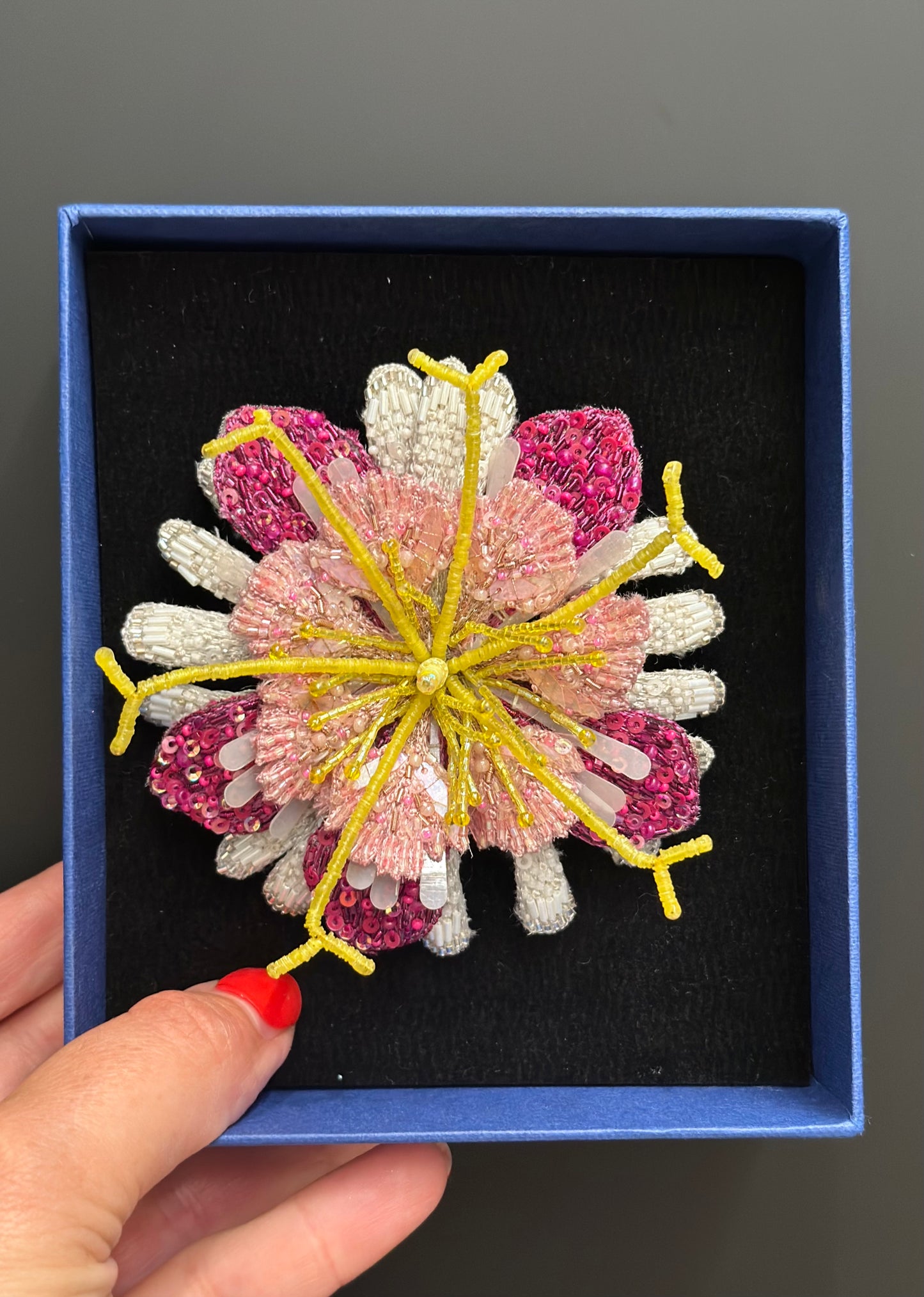 Pink Passion (gross) – Pink Passion gross Brosche von Trovelore