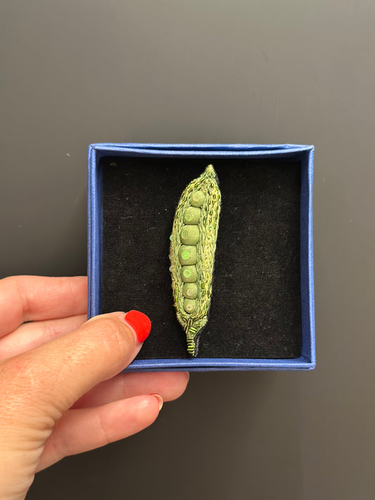 Erbsenschote – Peas Brosche von Trovelore
