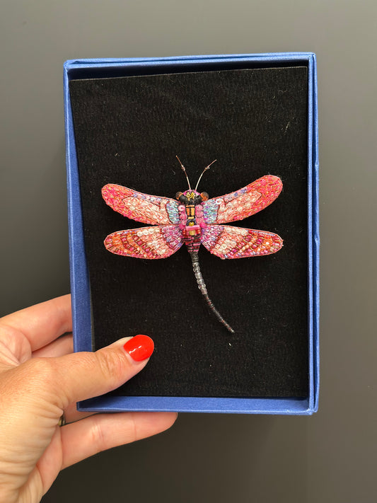 Rosé-Schlankjungfer – Roseate Skimmer Dragonfly Brosche von Trovelore