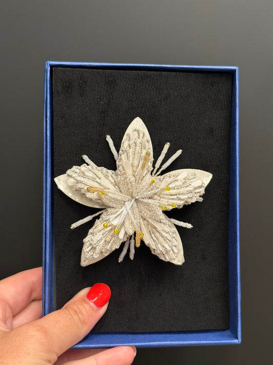 Weisse Pranassia (gross) – White Pranassia gross Brosche von Trovelore