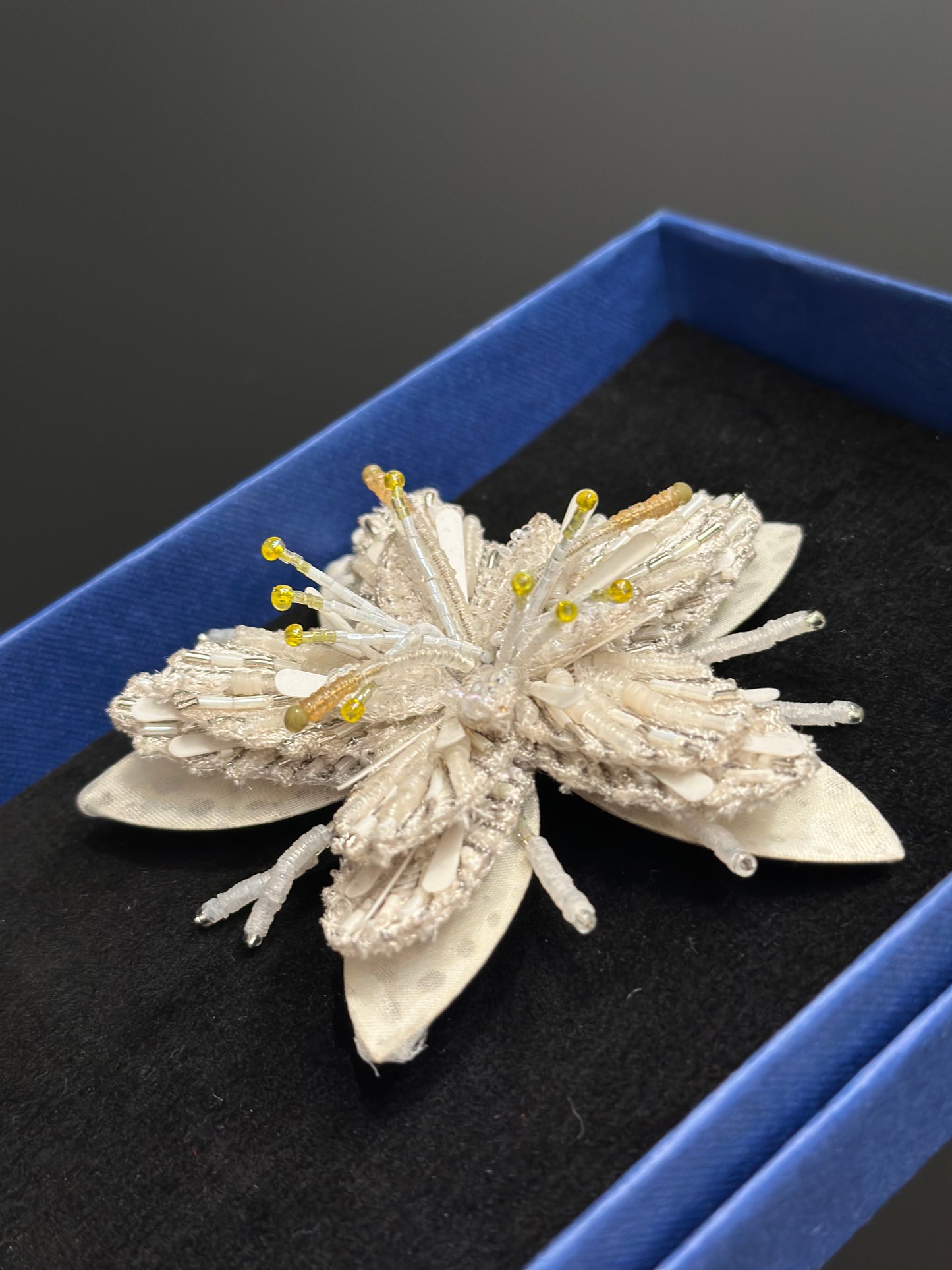 Weisse Pranassia (gross) – White Pranassia gross Brosche von Trovelore