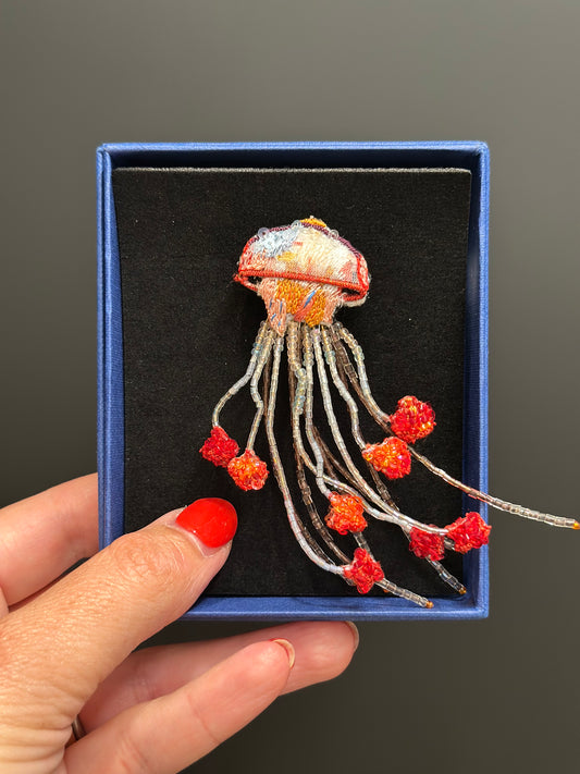 Nesselqualle – Sea Nettle Jellyfish Brosche von Trovelore