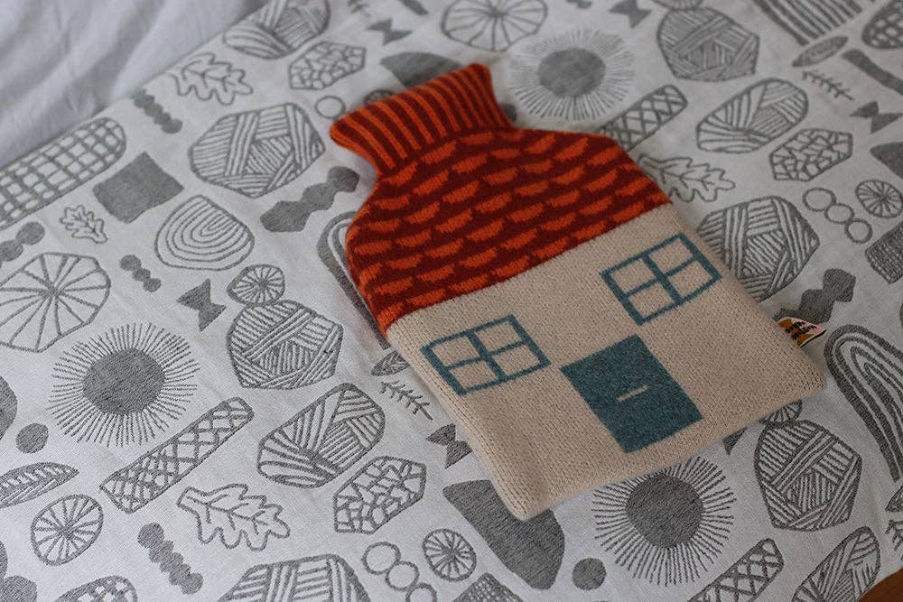 Hotwaterflasche in Hausform mit gestricktem Bezug