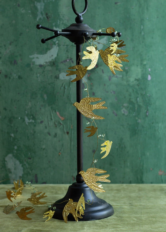 Swallow family Garland NAW20286